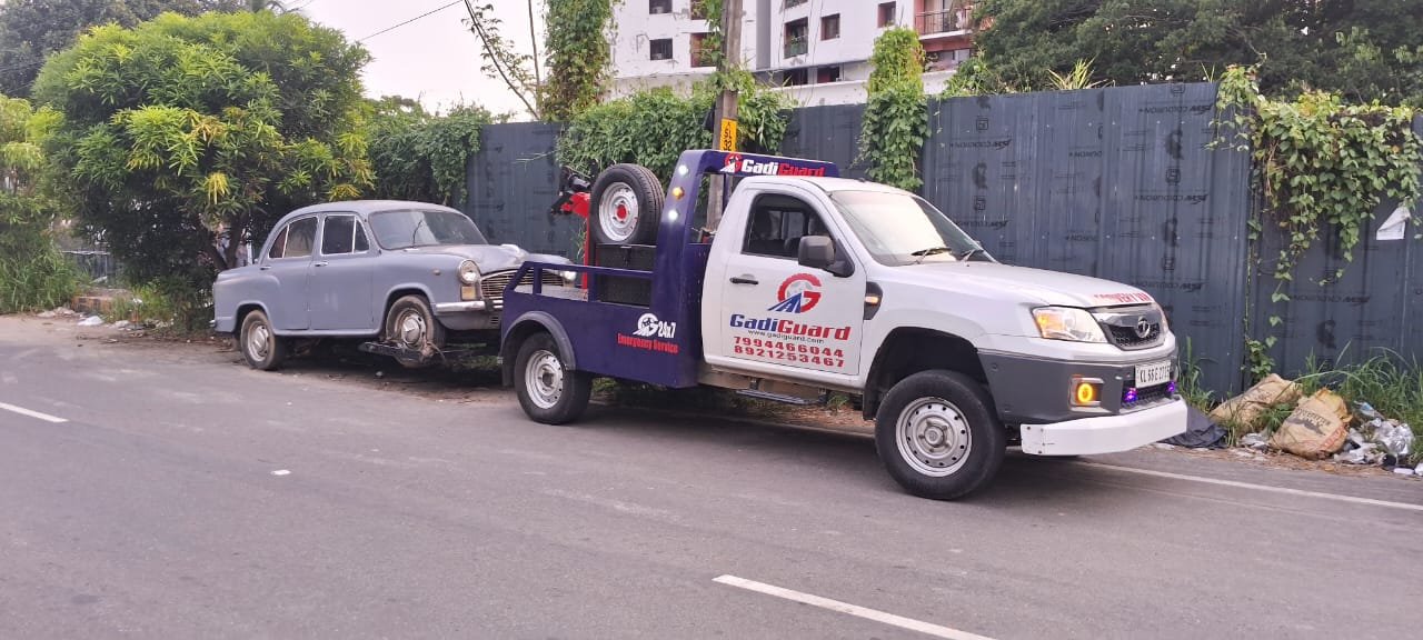 Accident Recovery in Kochi - GadiGuard Recovery Van Towing a Damaged Car