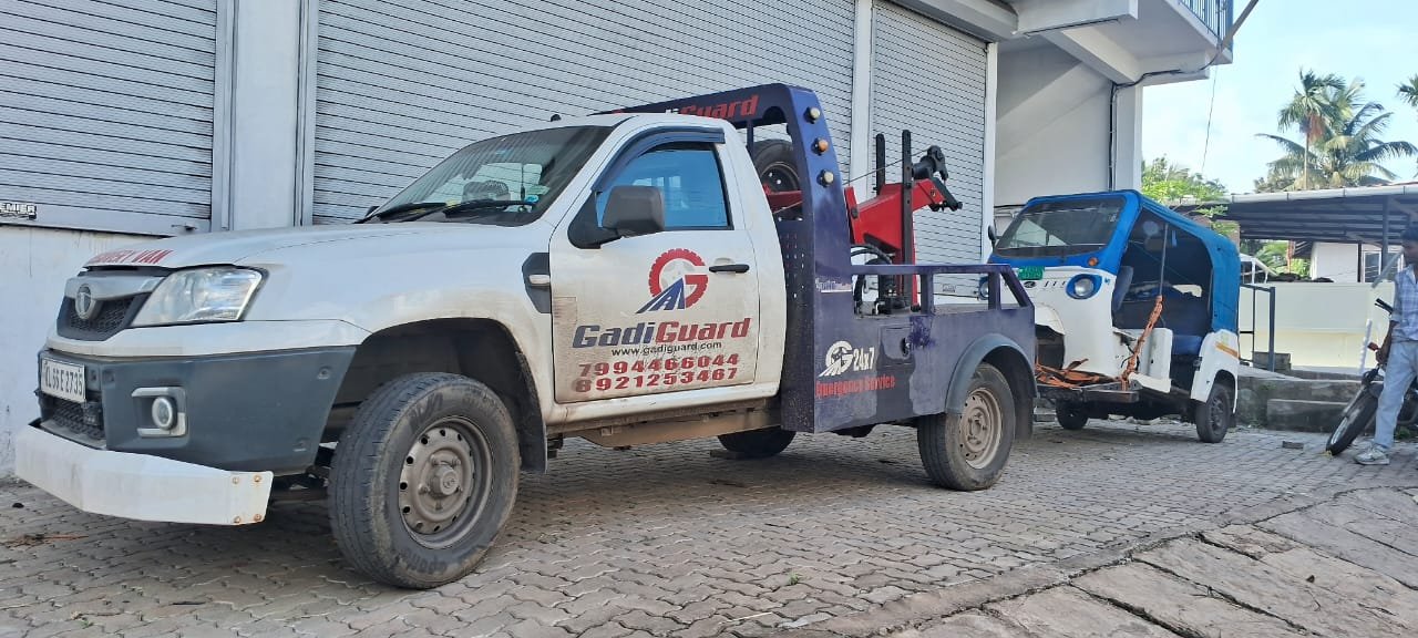 Underlift Towing in Kochi - GadiGuard Recovery Van Towing an Auto Rickshaw
